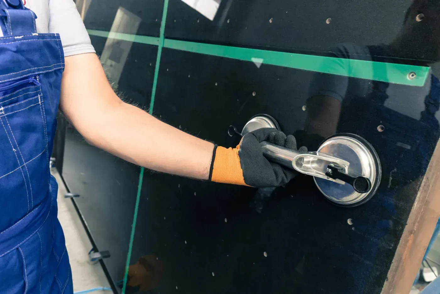 Vitrier posant un vitrage neuf après un bris de glace à Stains (93240)